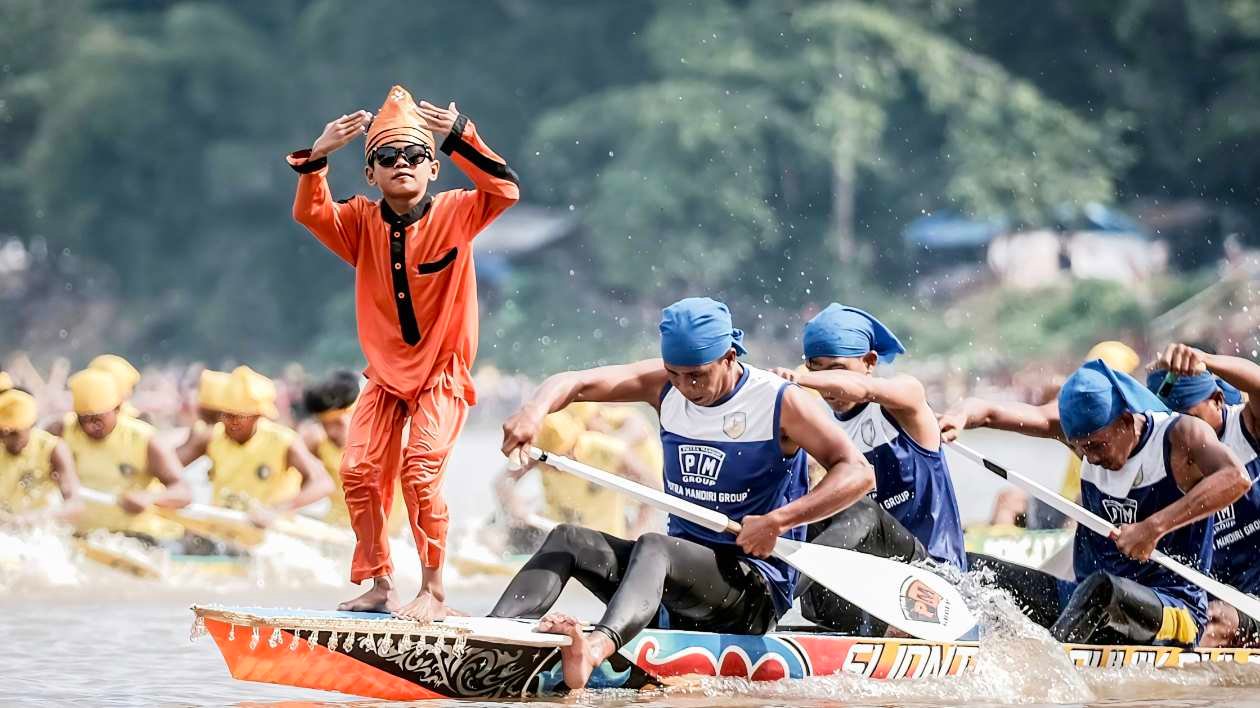 Arus Tradisi, Riak Budaya: Pacu Jalur dan Aura Farming yang Mendunia