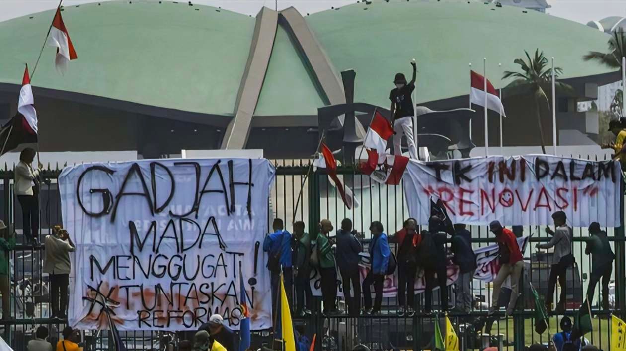 Protes di DPR Memanas! Rakyat Lawan Privilege Politisi, Apa Sebenarnya yang Terjadi?